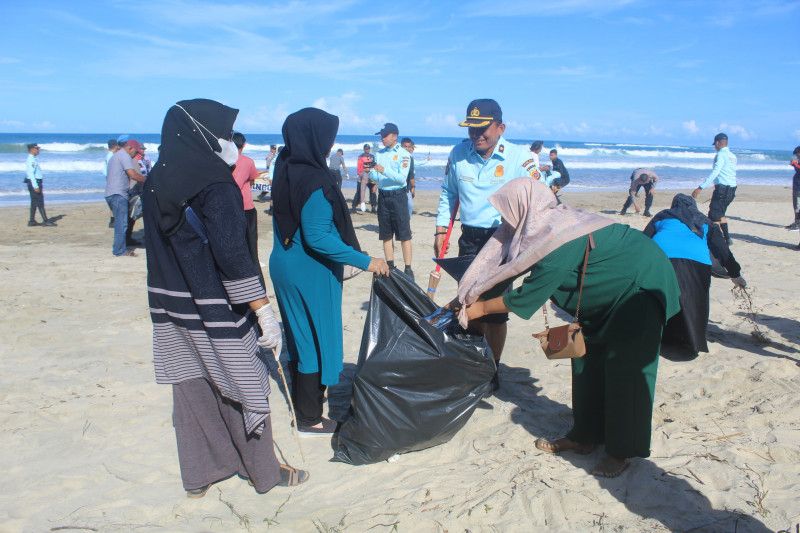 Ditpamobvit Polda Aceh Gelar Minggu Bersih di Pantai Lhoknga