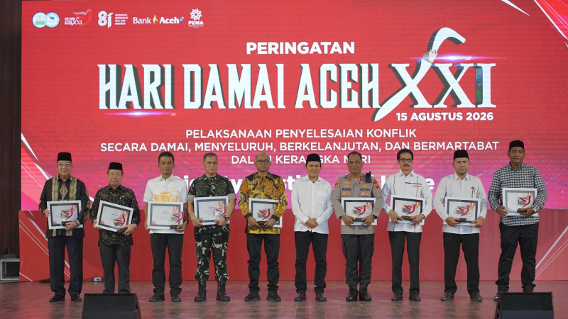 Hadiri Opening Ceremony HDA Ke-21, Kapolda Aceh Terima Penghargaan dari Gubernur